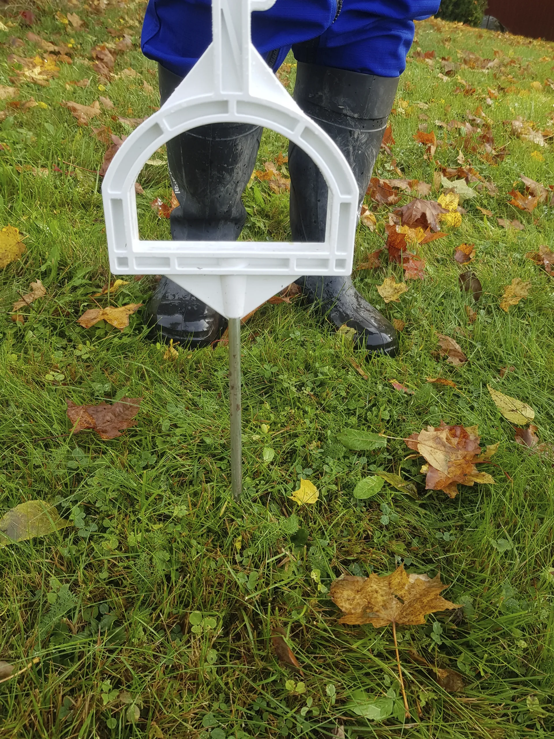 Stängselstolpe DeLaval plast med stigbygel vit